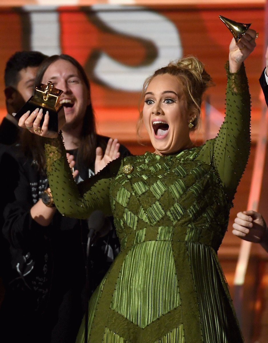 Grammy 2017: Adele spezza in due il suo premio!