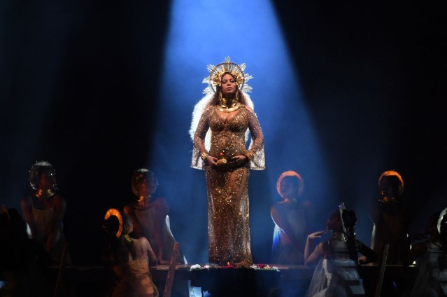 Grammy 2017: la bellissima performance di Beyoncé